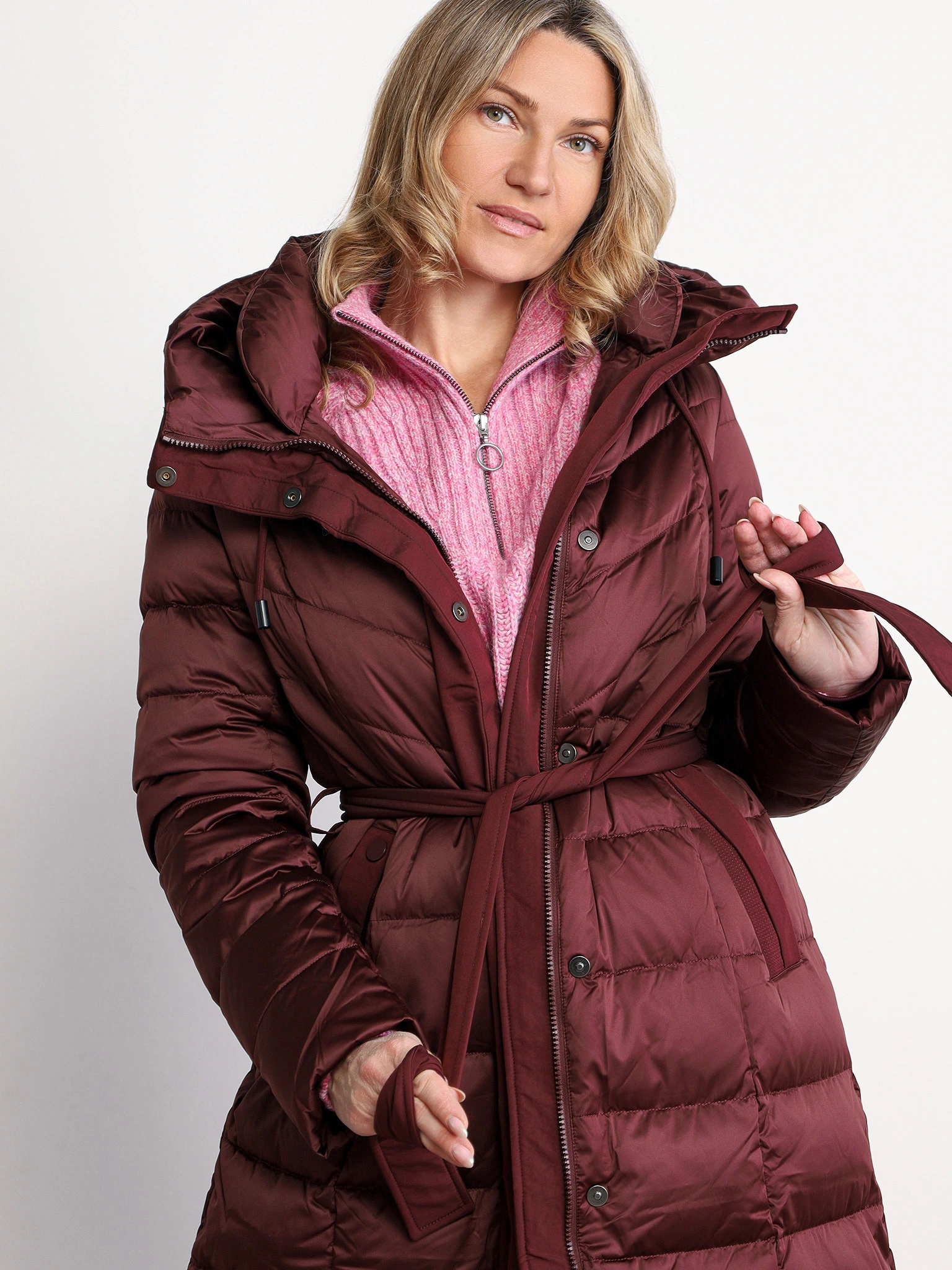 Пуховик бордового цвета с капюшоном